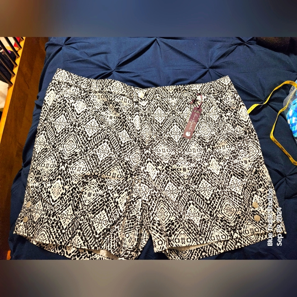 Gloria Vanderbilt Black White Print Shorts Plus Size 20W NWT Boho Chic Classic